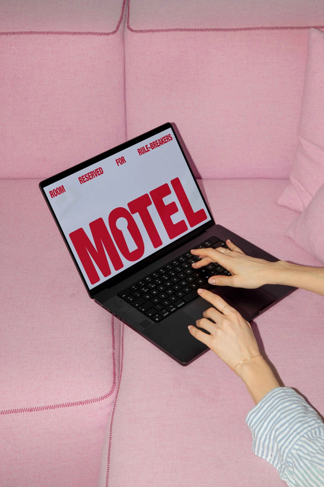 MOTEL LAPTOP 03