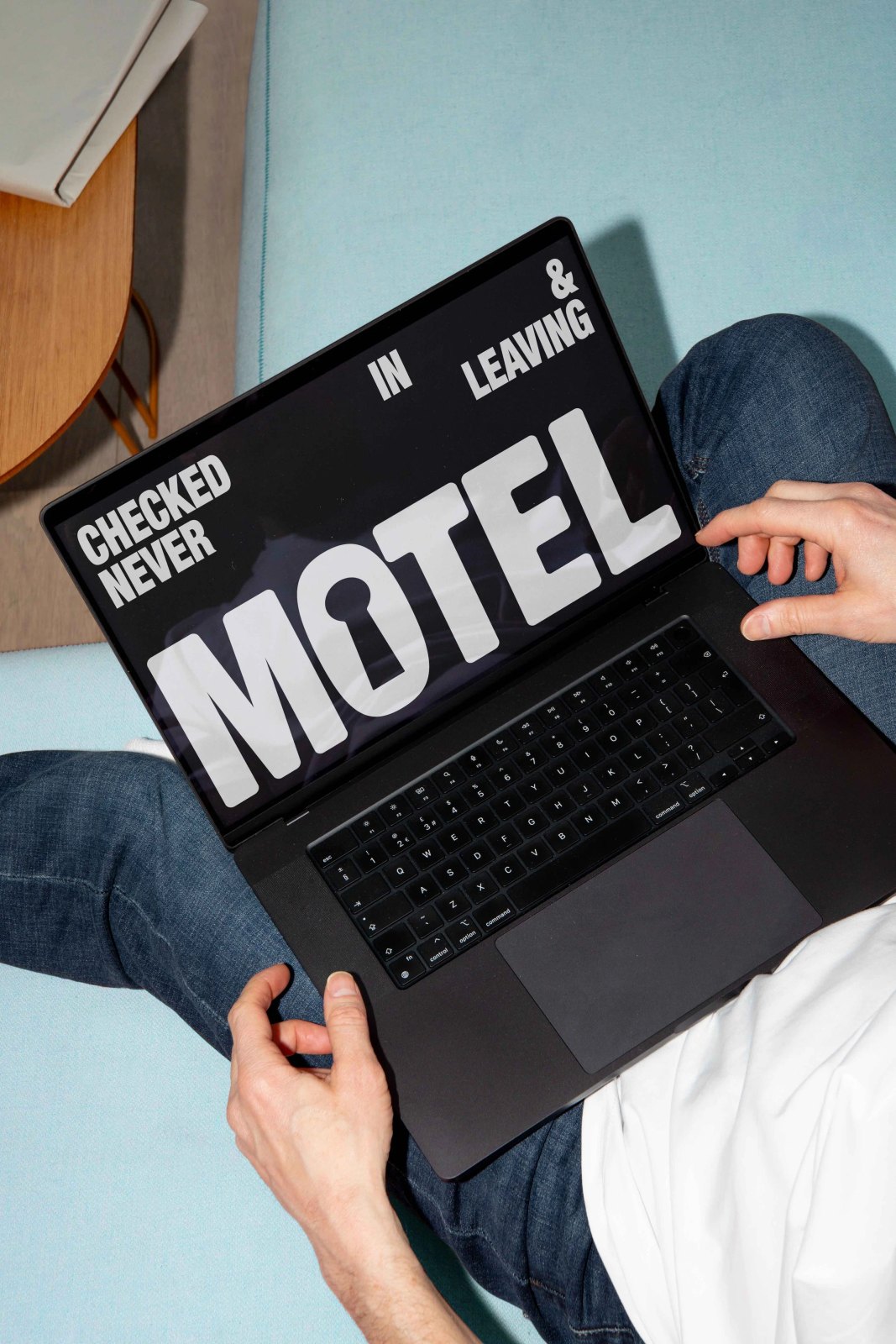 MOTEL LAPTOP 01 preview 4