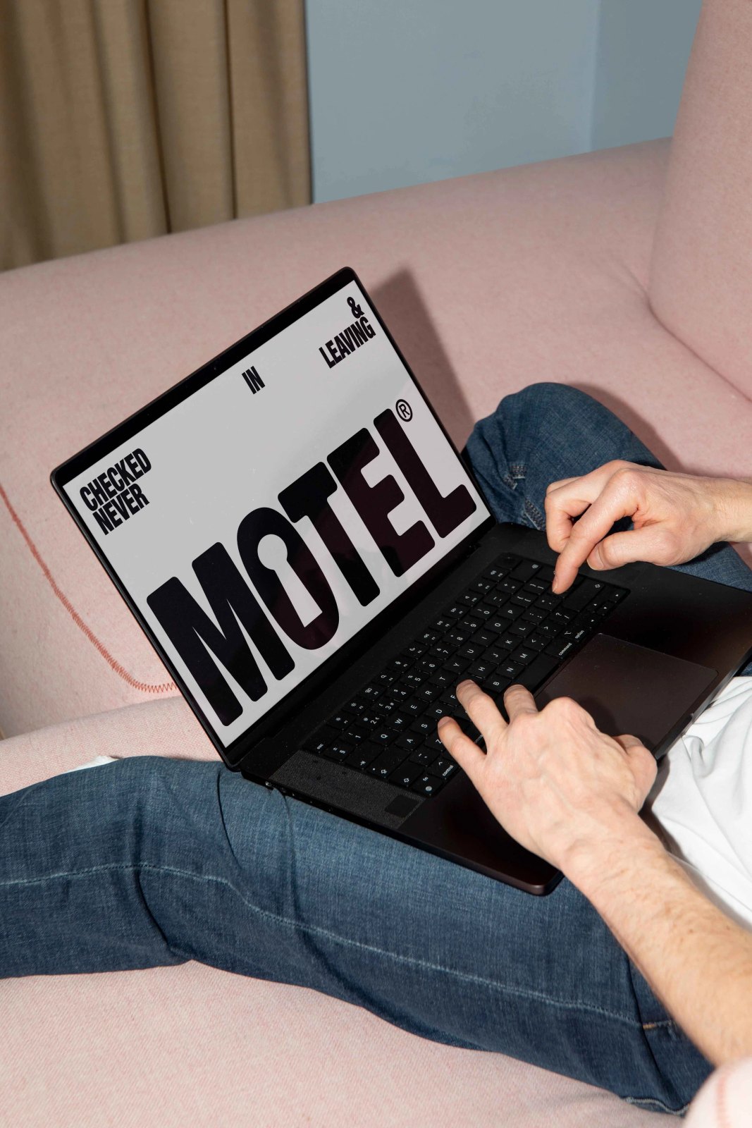 MOTEL LAPTOP 04 preview 3