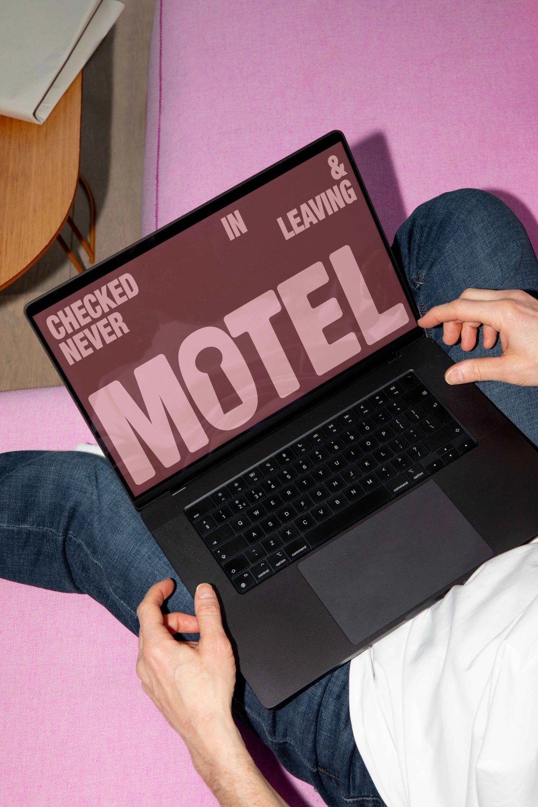 MOTEL LAPTOP 01 preview 3