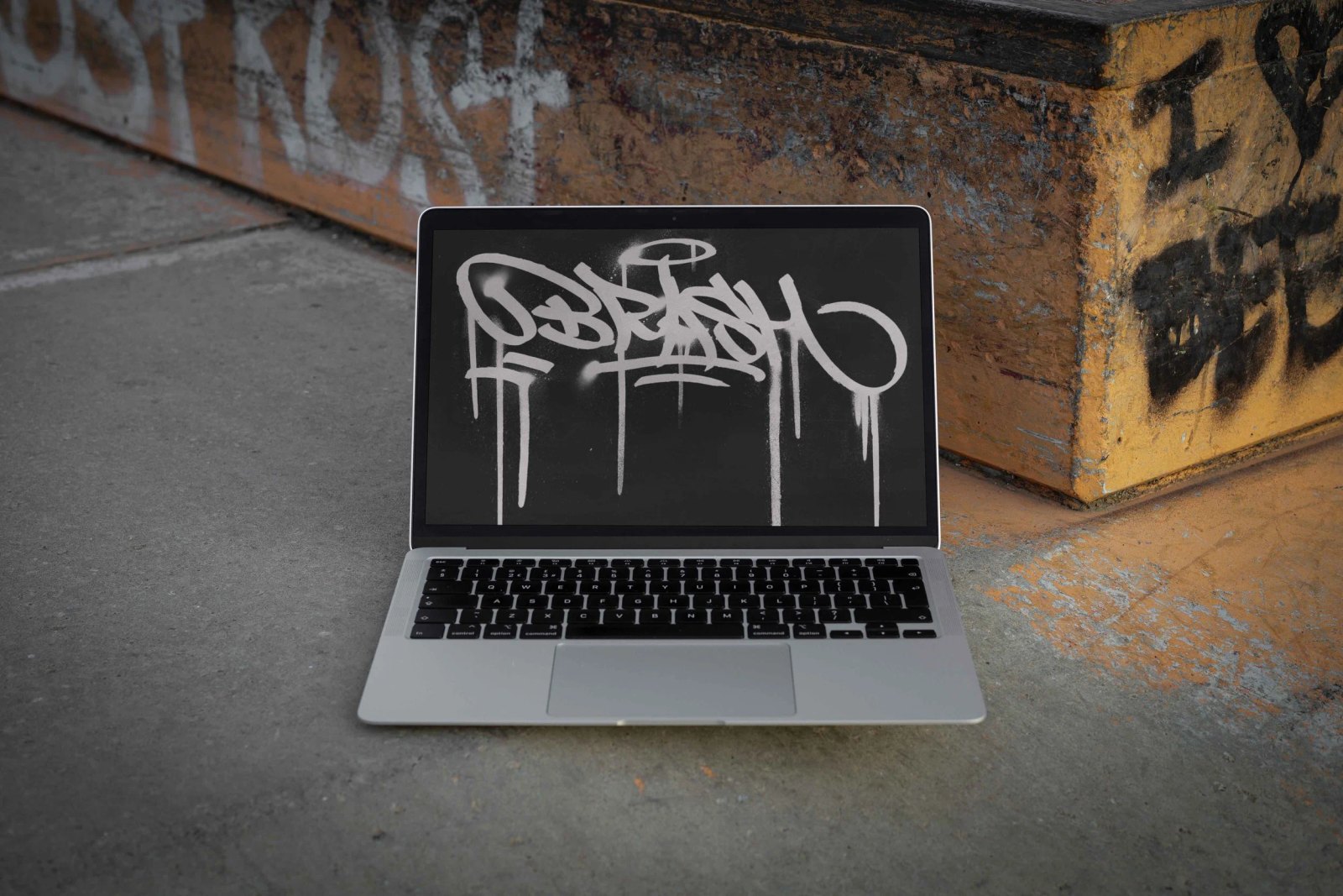 BRASH MACBOOK 02