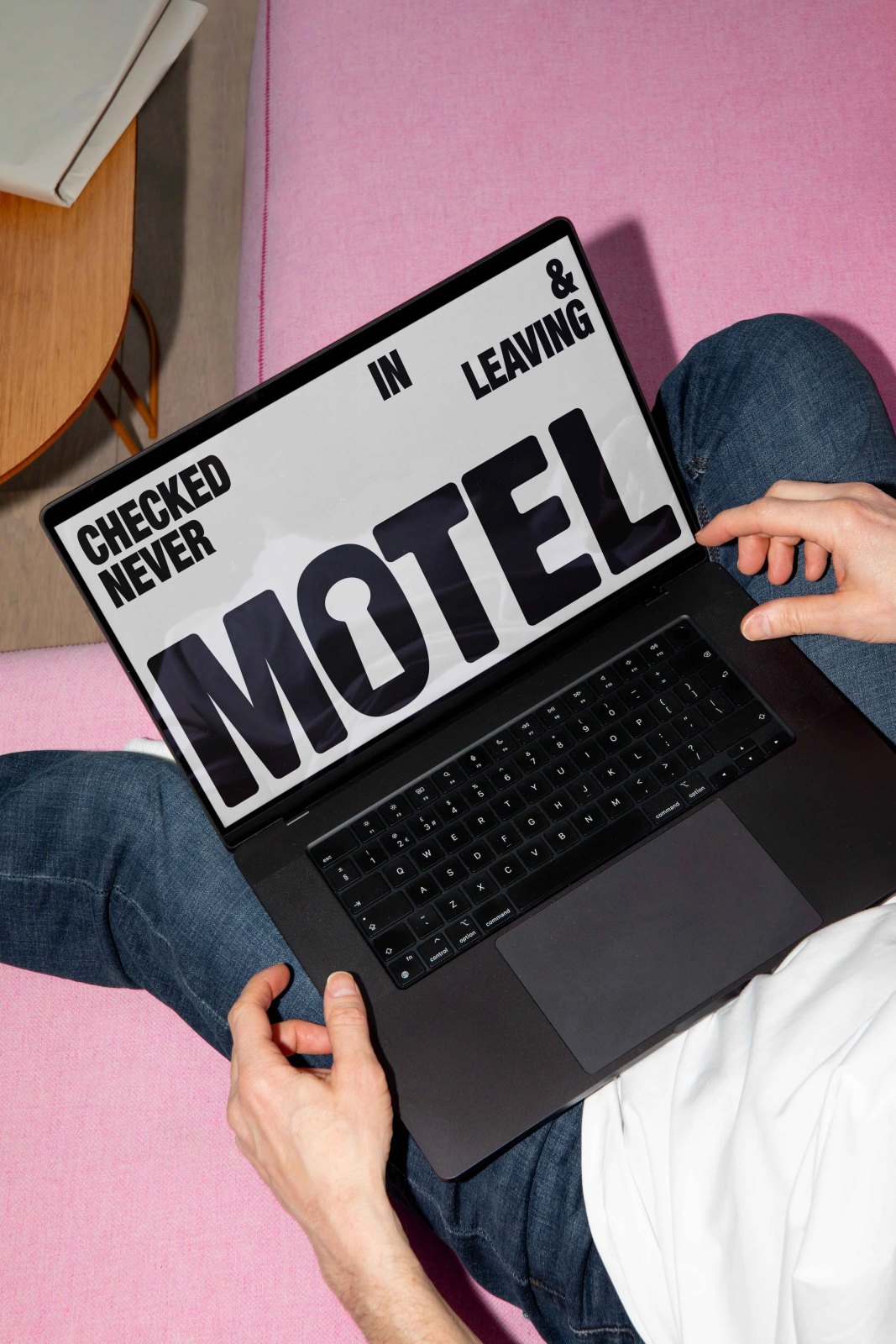 MOTEL LAPTOP 01