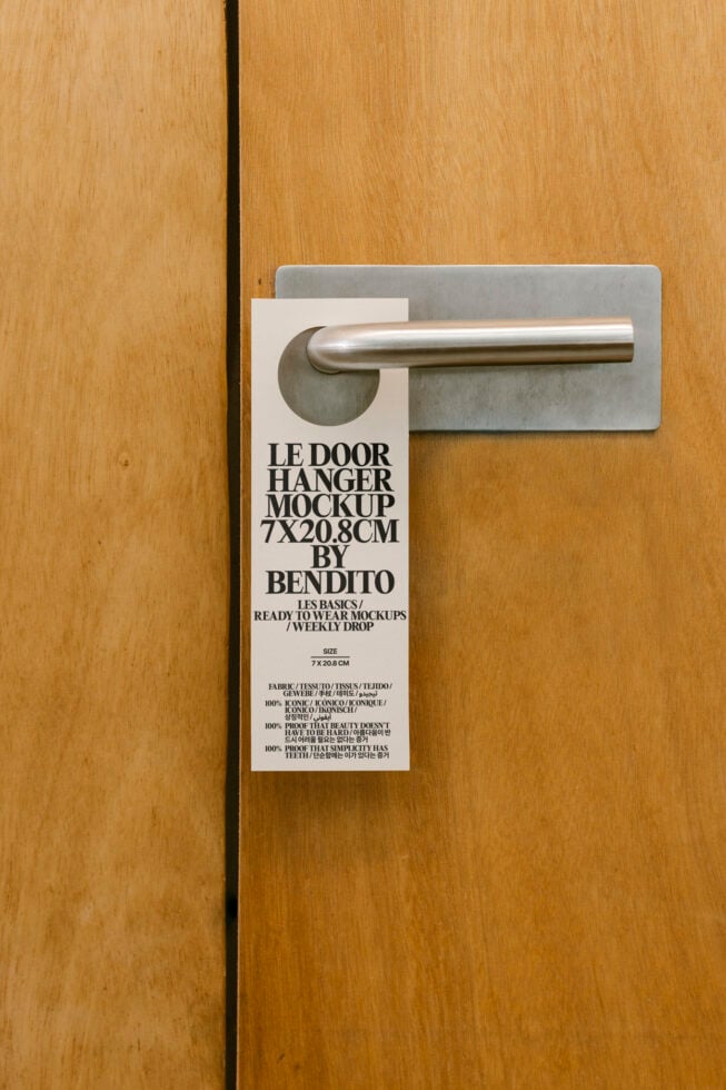 Le Door Hanger LB25W21 Mockup