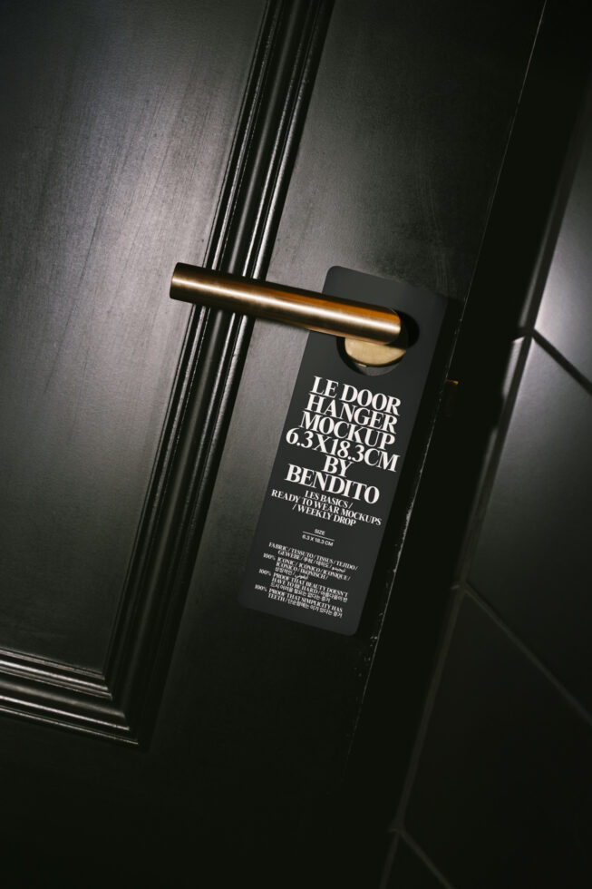 Le Door Hanger LB25W06 Mockup preview 4