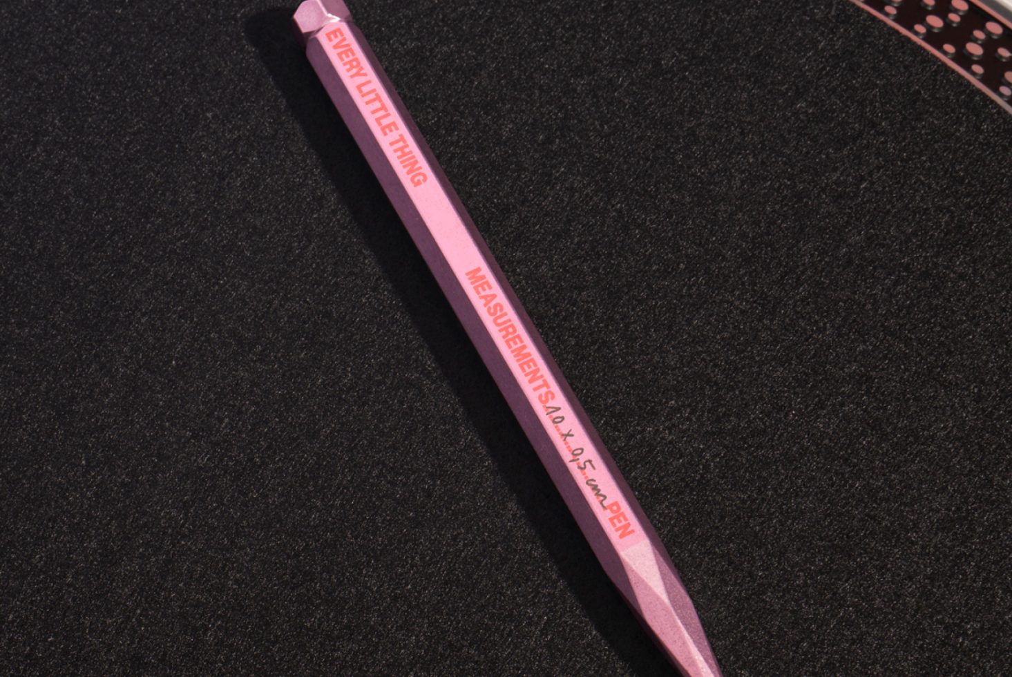 Pen ELT02 Mockup preview 2