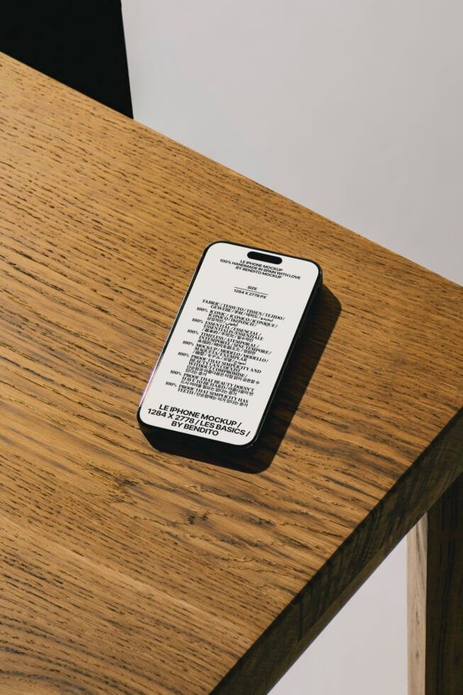 Le iPhone LB25W0503 Mockup