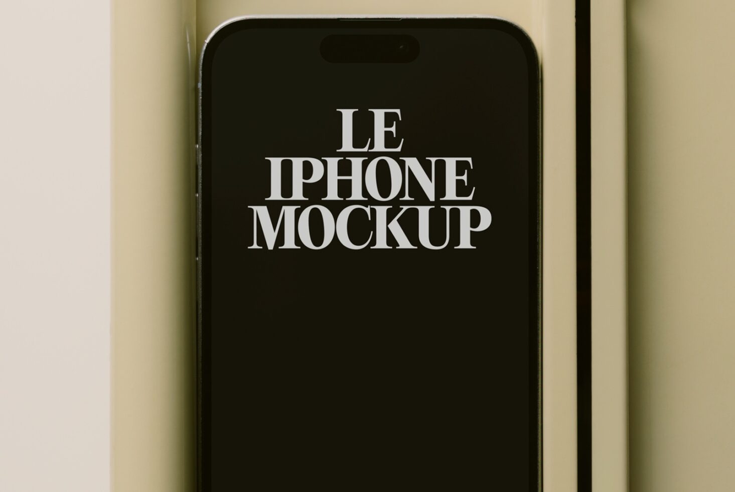 Le iPhone LB26W1902 Mockup preview 2