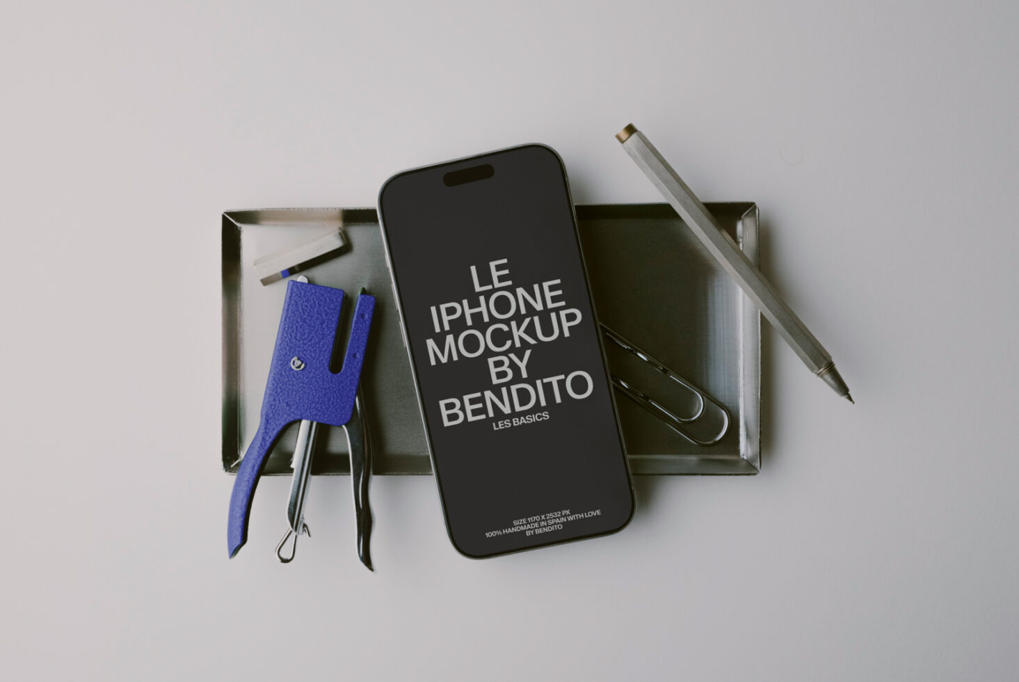 Le iPhone LB26W0302 Mockup preview 2