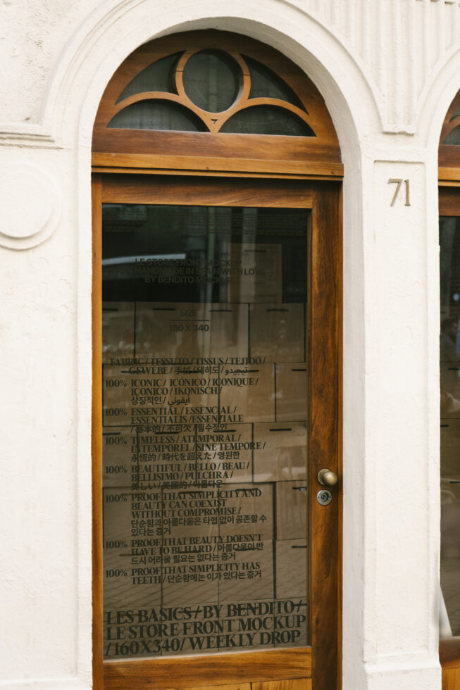 Le Store Front LB25W0702 Mockup preview 4