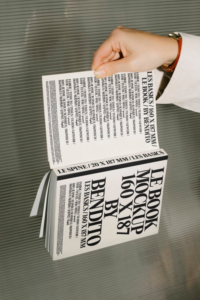 Le Book LB25W1002 Mockup