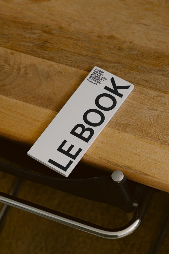 Le Book LB25W2601 Mockup