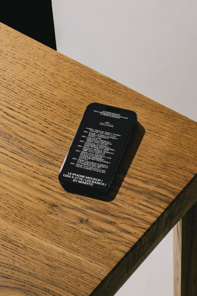 Le iPhone LB25W0503 Mockup preview 4