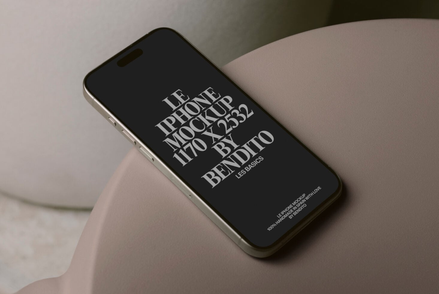 Le iPhone LB26W0101 Mockup preview 2
