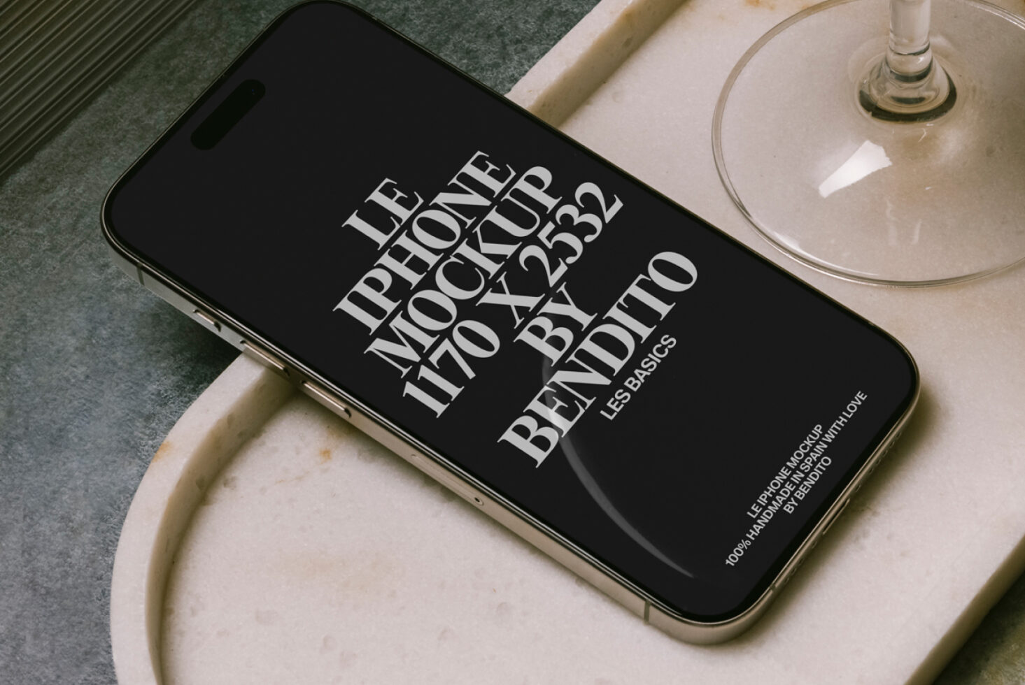 Le iPhone LB26W0301 Mockup preview 2