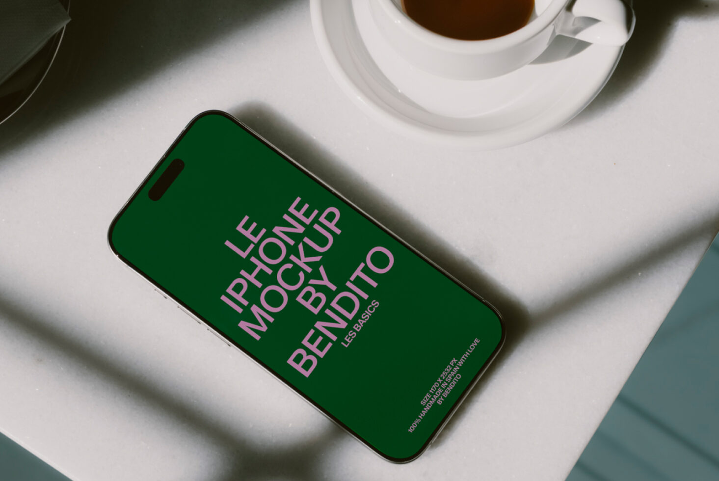 Le iPhone LB26W0402 Mockup preview 2