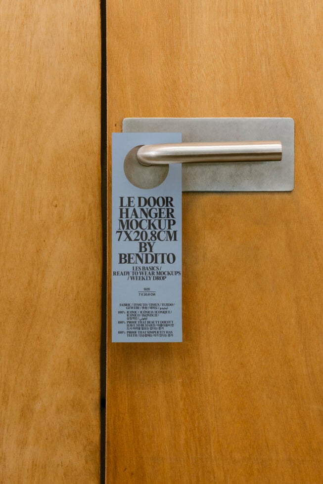 Le Door Hanger LB25W21 Mockup preview 4