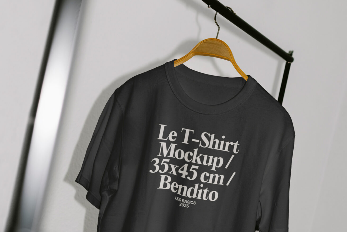 Le T-Shirt LB25W13 Mockup preview 2