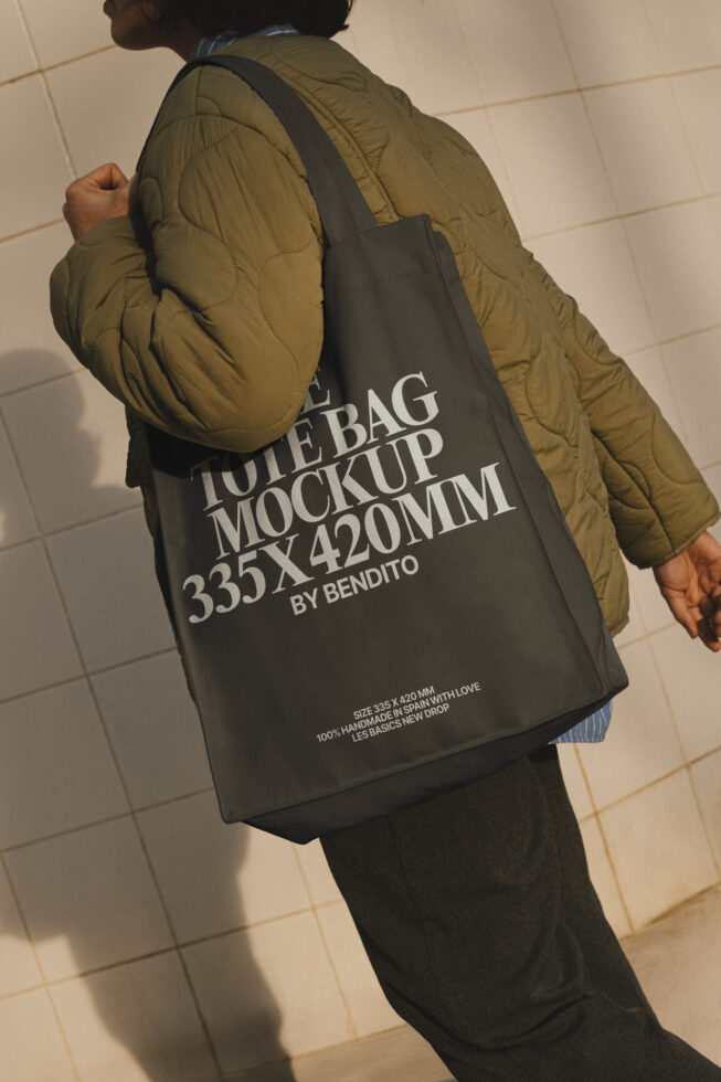 Le Tote Bag LB25W17 Mockup preview 4