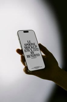 Le iPhone LB26W0202 Mockup