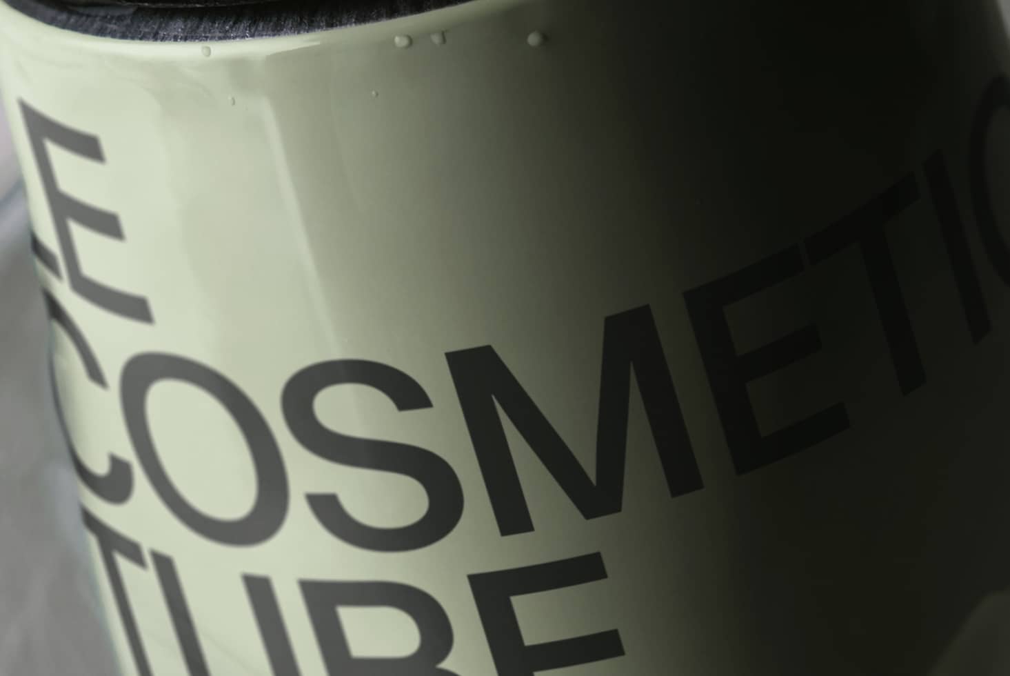 Le Cosmetic Tube LB26W40 Mockup preview 2