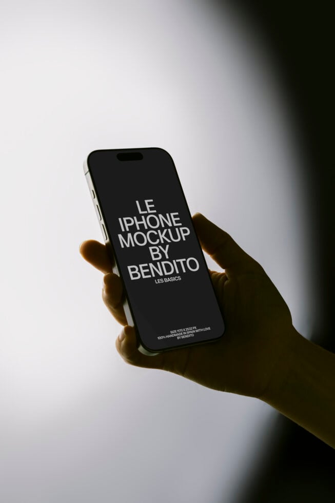 Le iPhone LB26W0202 Mockup preview 4