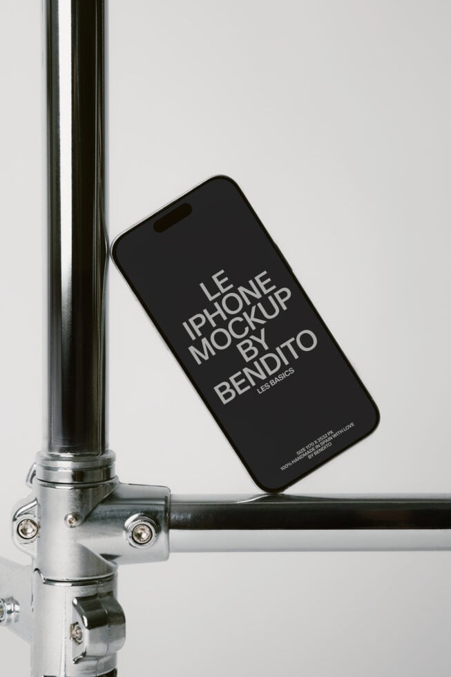 Le iPhone LB26W14 Mockup preview 4