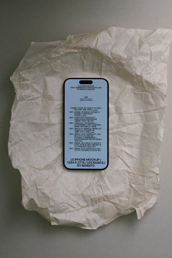 Le iPhone LB25W2802 Mockup preview 4