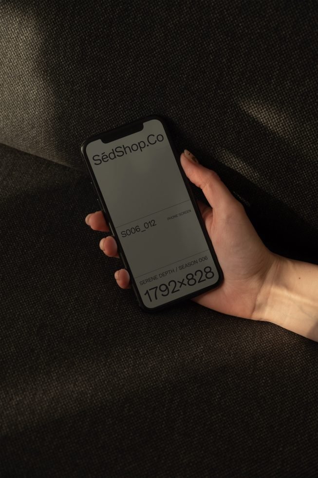 iPhone Mockup S06 12
