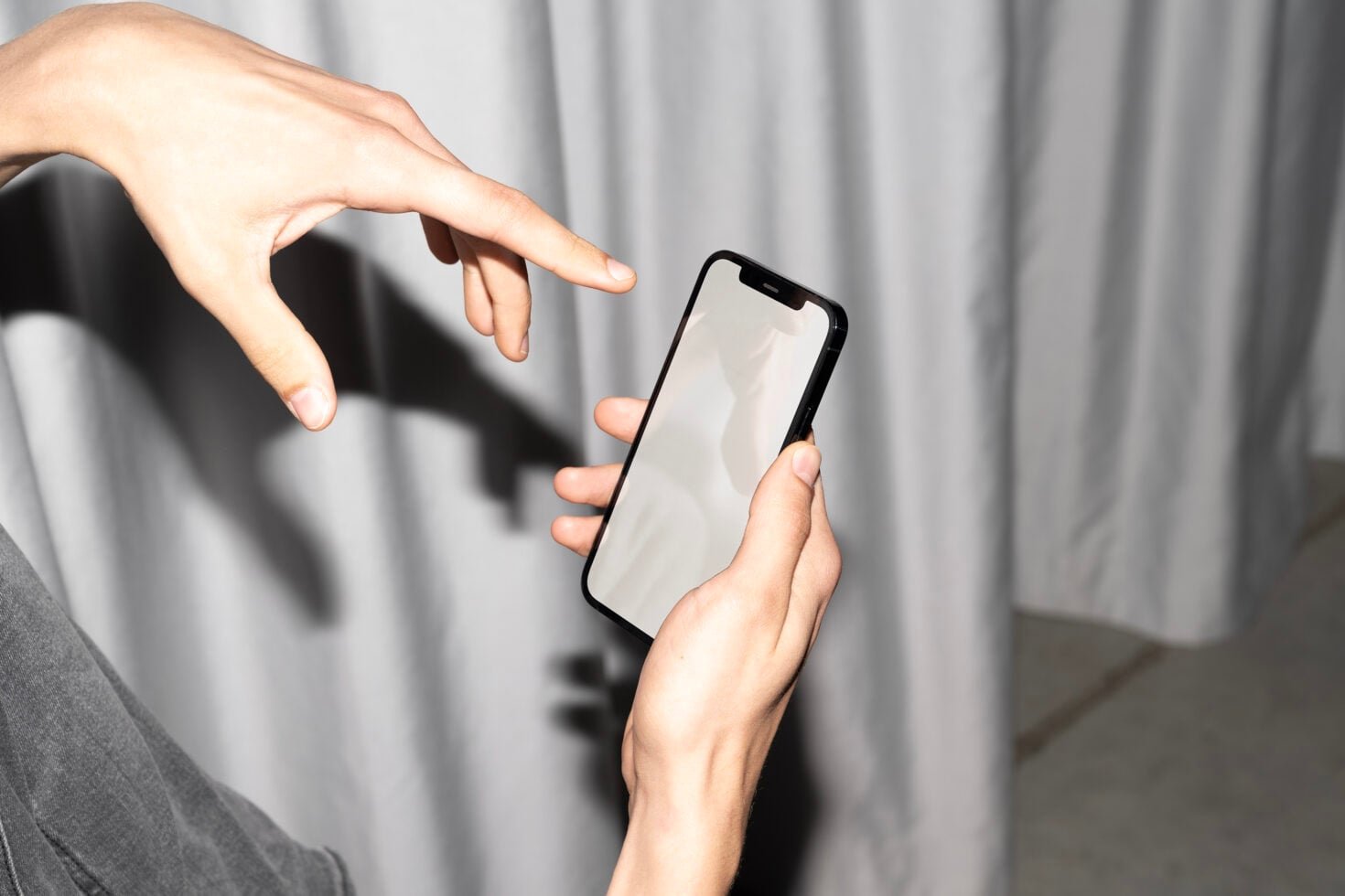 iPhone Mockup S008-019 preview 3