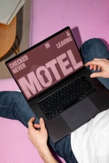 MOTEL LAPTOP MOCKUP 01