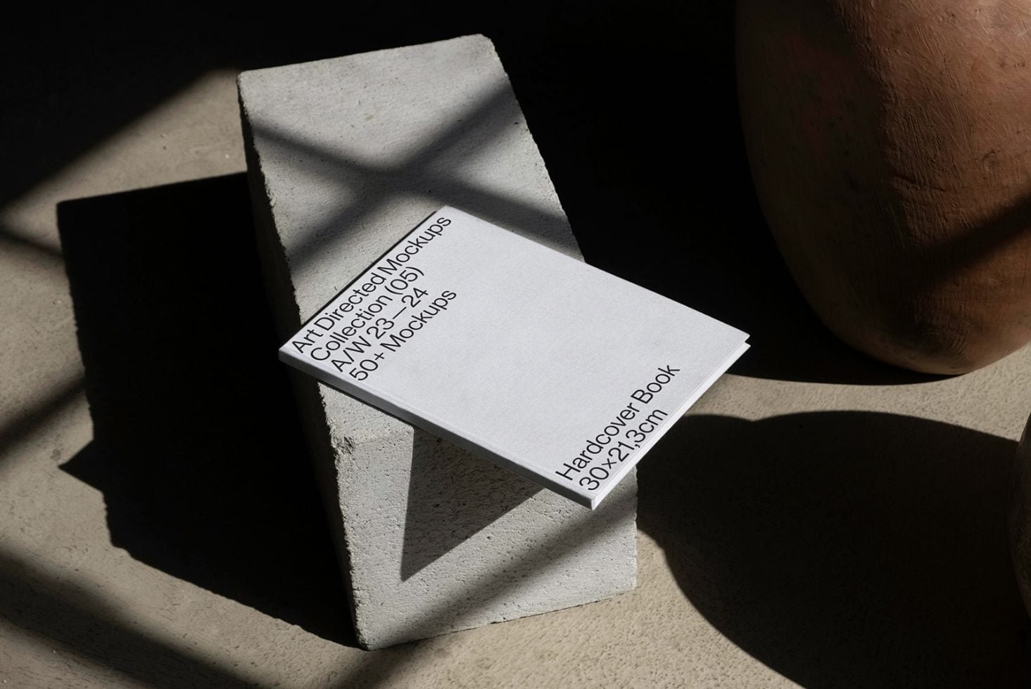 Book C05 Mockup 012