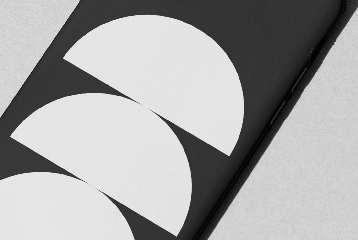 Format B2 iPhone 11 Mockup 05 preview 2