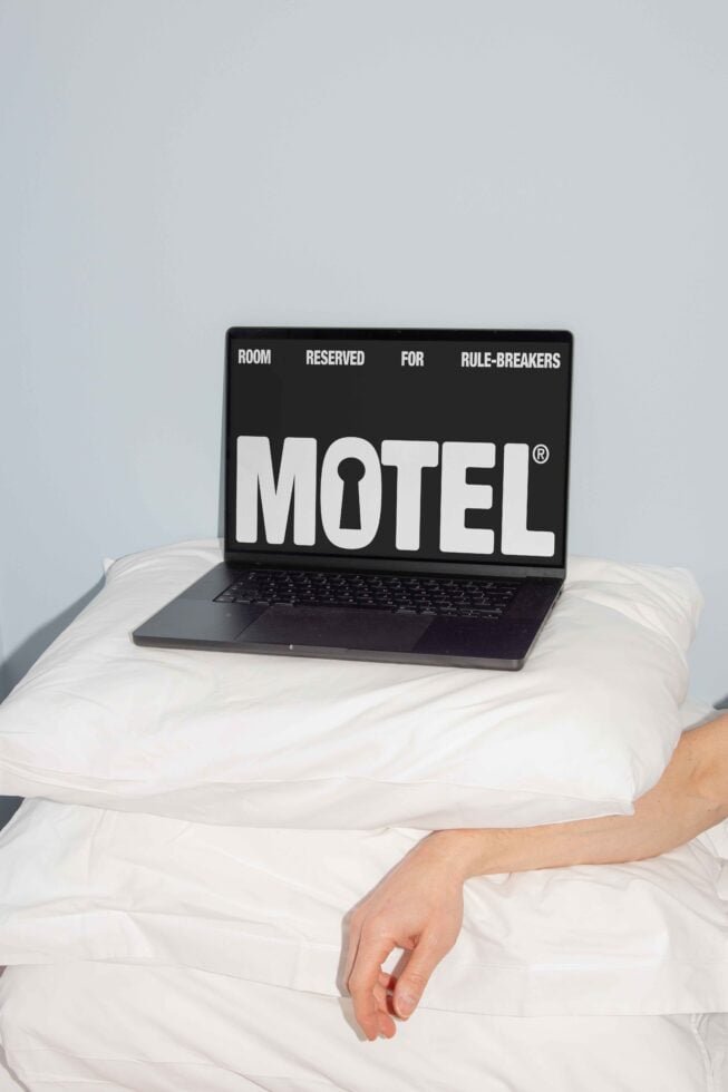 MOTEL LAPTOP MOCKUP 02