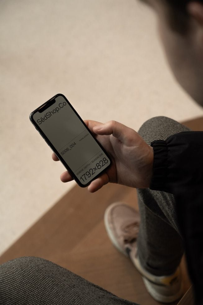 iPhone Mockup S06 04