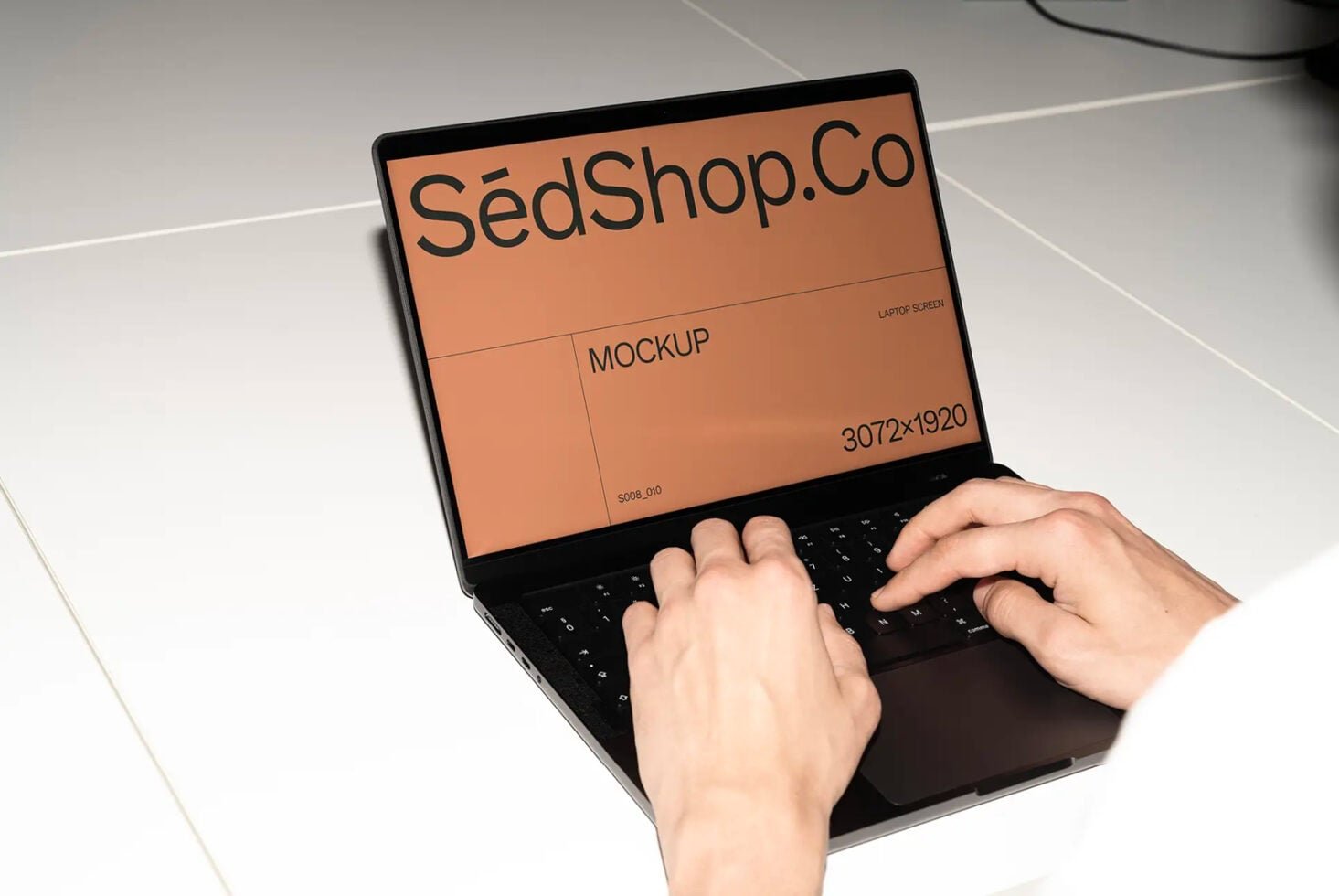 Macbook Mockup S008-010