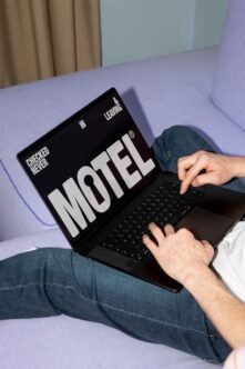 MOTEL LAPTOP MOCKUP 04