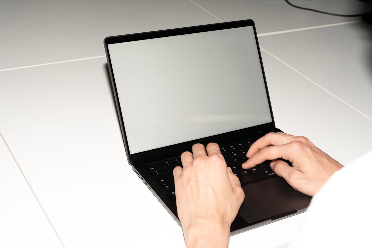 Macbook Mockup S008-010 preview 3