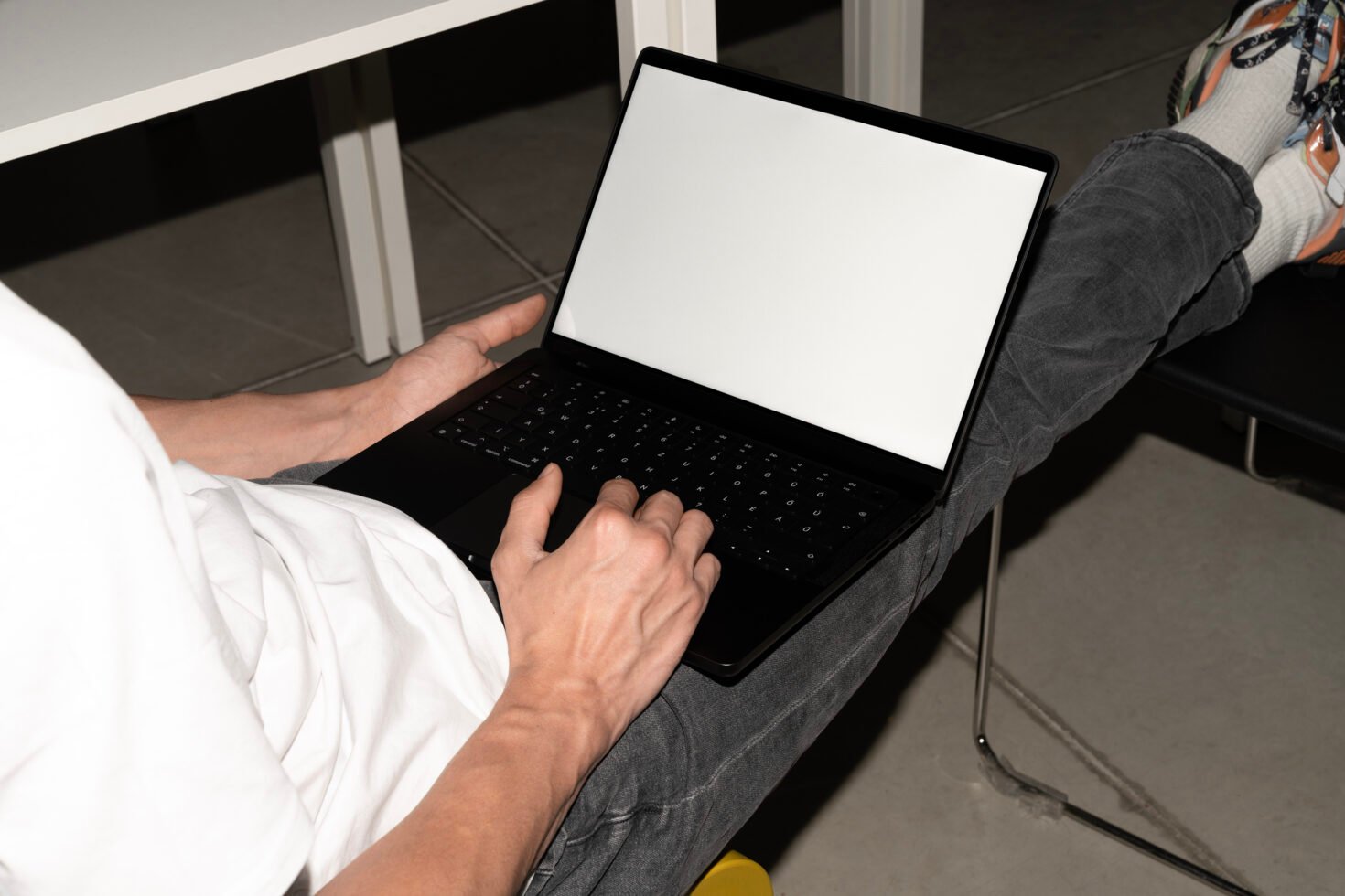 Macbook Mockup S008-001 preview 3