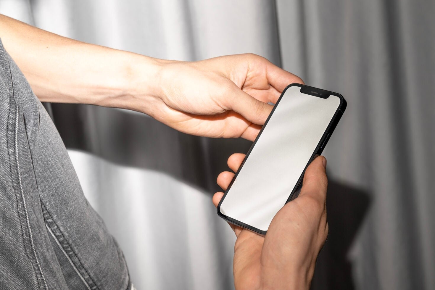 iPhone Mockup S008-018 preview 3