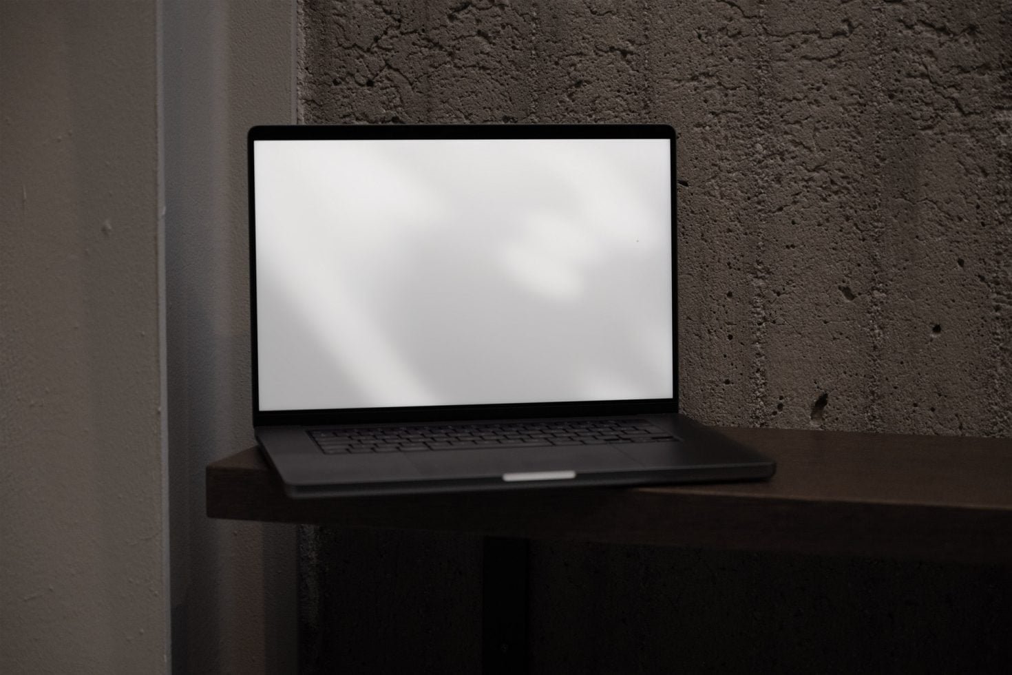 MacBook Pro Mockup S06 27 preview 4