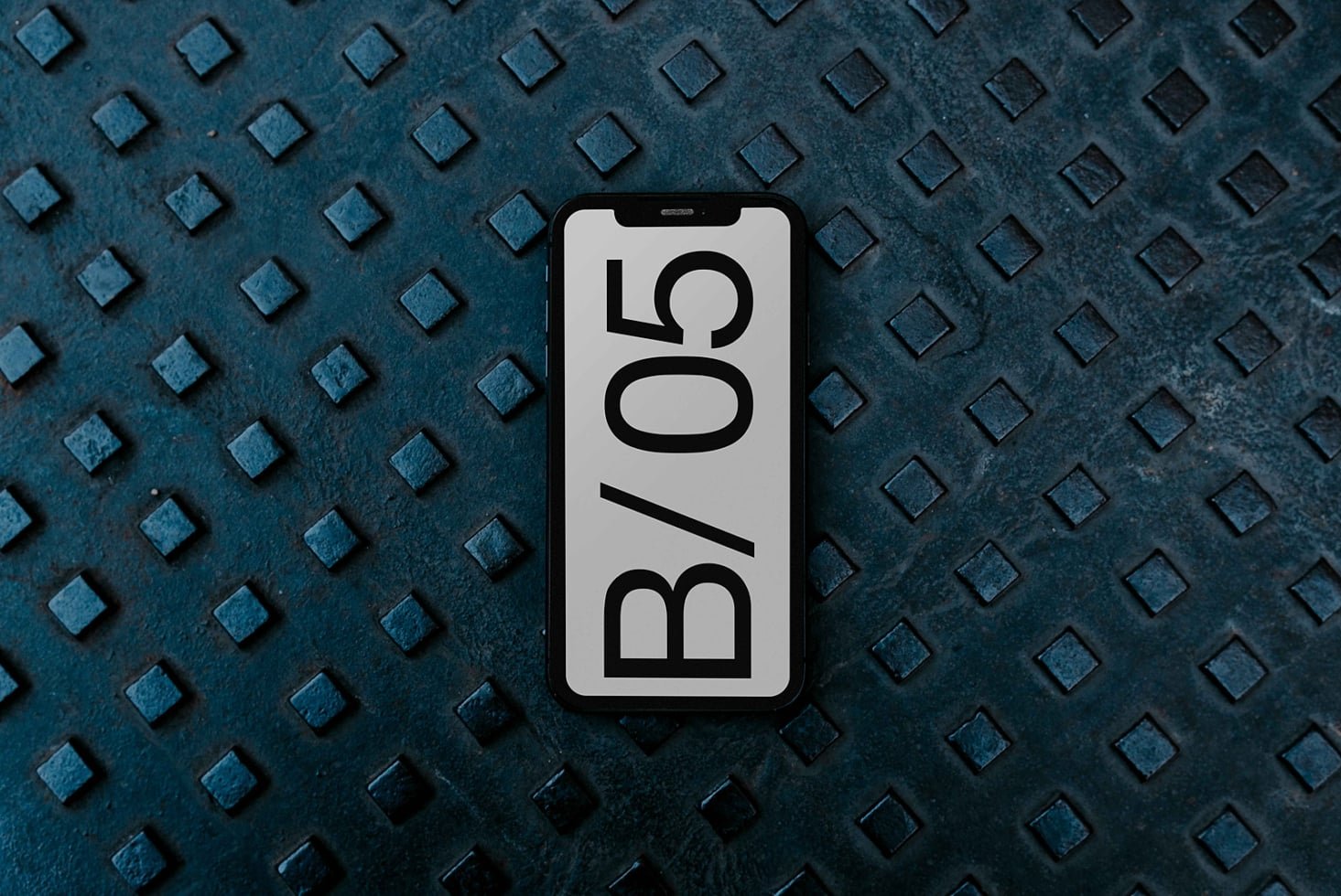 B5 SMARTPHONE MOCKUP 02