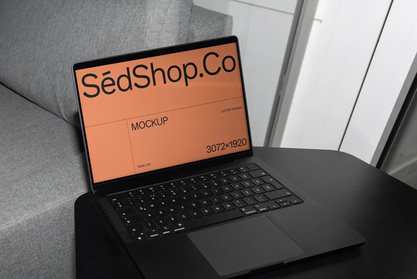 Macbook Mockup S008-013