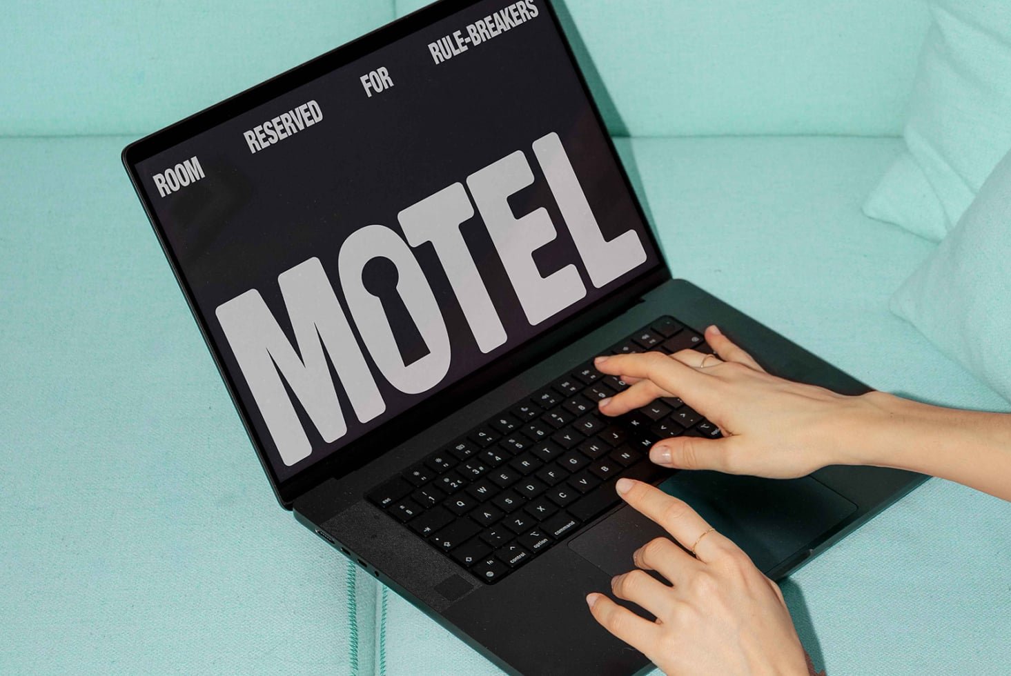MOTEL LAPTOP MOCKUP 03 preview 2