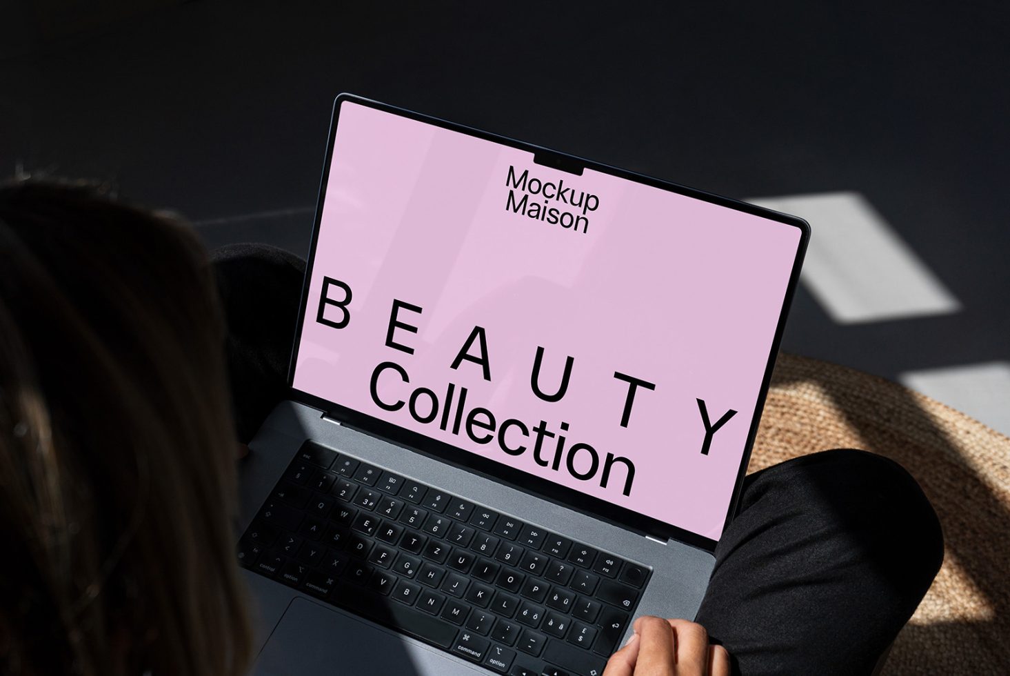 MacBook Pro 16" Mockup LT BEA 02 preview 1